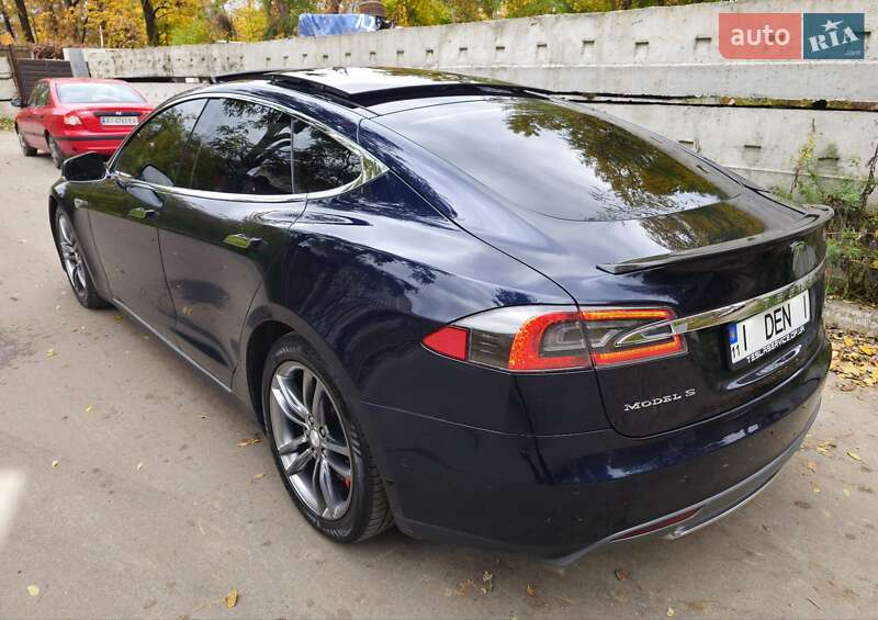 Лифтбек Tesla Model S 2015 в Киеве