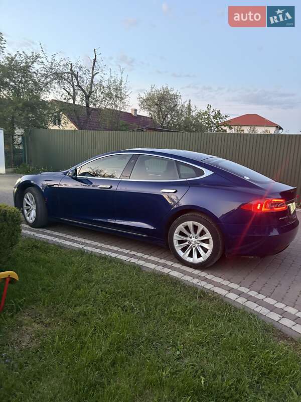 Ліфтбек Tesla Model S 2017 в Чернівцях
