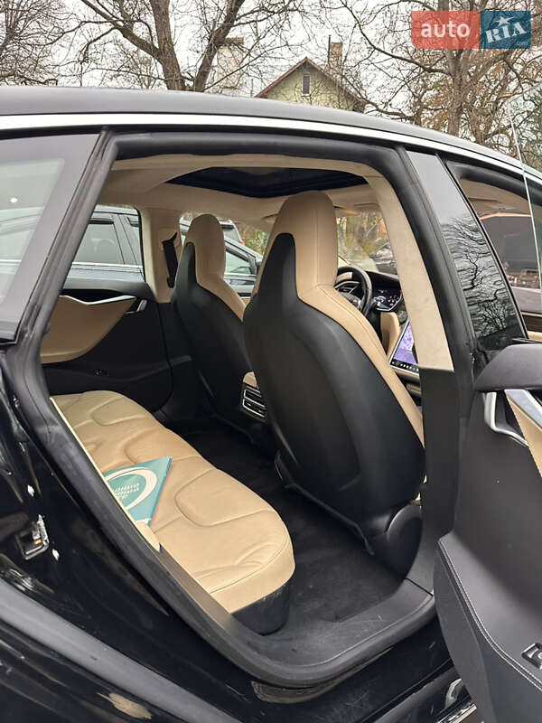 Лифтбек Tesla Model S 2015 в Черновцах