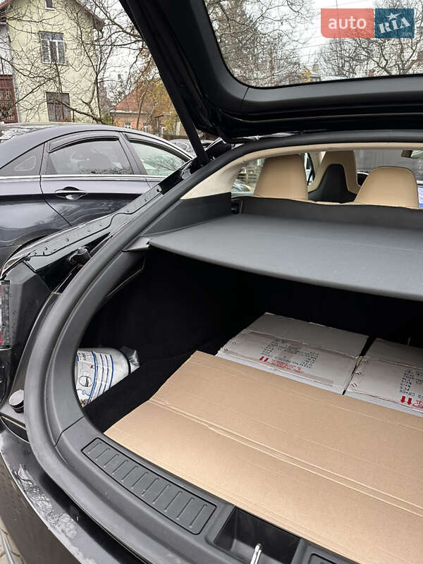 Лифтбек Tesla Model S 2015 в Черновцах