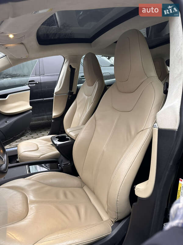 Лифтбек Tesla Model S 2015 в Черновцах