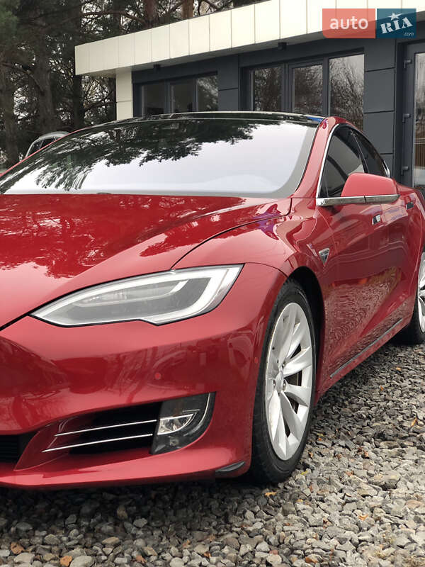 Ліфтбек Tesla Model S 2016 в Чернівцях