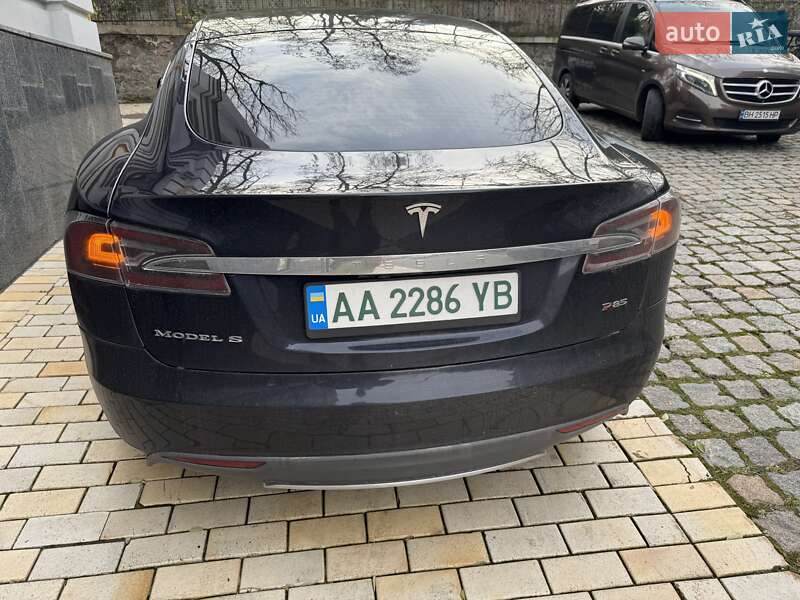 Лифтбек Tesla Model S 2015 в Киеве