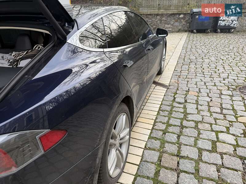 Лифтбек Tesla Model S 2015 в Киеве