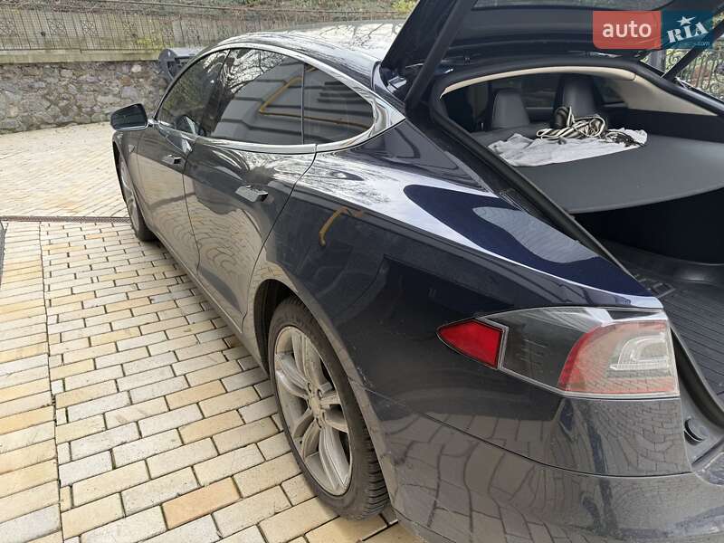 Лифтбек Tesla Model S 2015 в Киеве