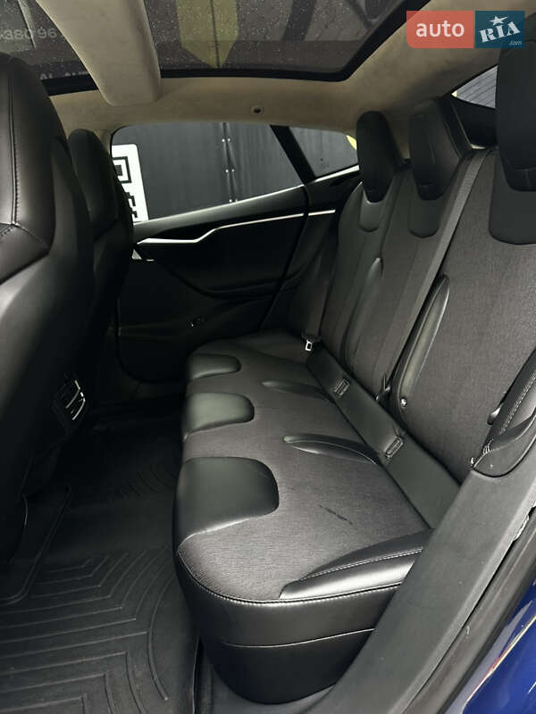 Лифтбек Tesla Model S 2016 в Львове