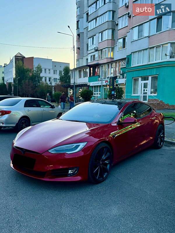 Лифтбек Tesla Model S 2017 в Сходнице