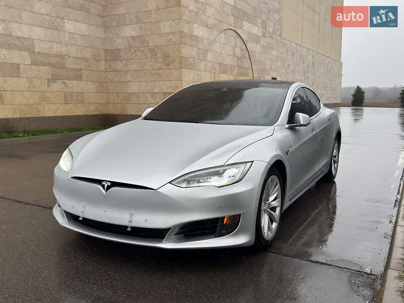 Лифтбек Tesla Model S 2016 в Киеве фото 3 Лифтбек Tesla Model S 2016 в Киеве