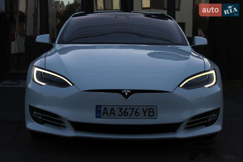 Лифтбек Tesla Model S 2019 в Киеве