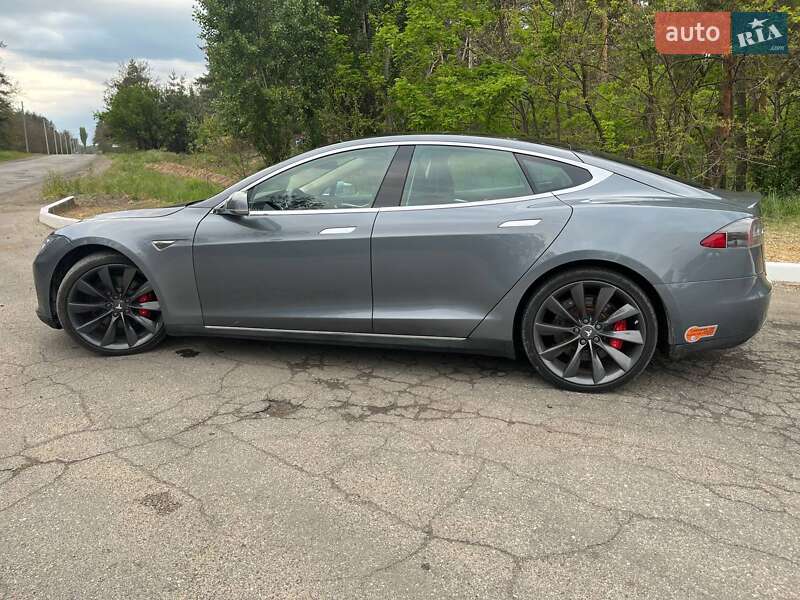 Лифтбек Tesla Model S 2013 в Саврани