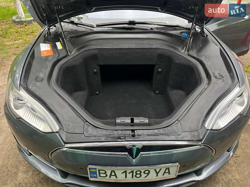 Лифтбек Tesla Model S 2013 в Саврани