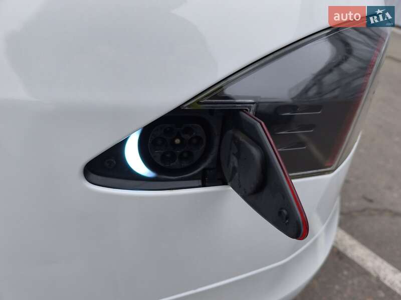 Лифтбек Tesla Model S 2018 в Киеве фото 33 Лифтбек Tesla Model S 2018 в Киеве