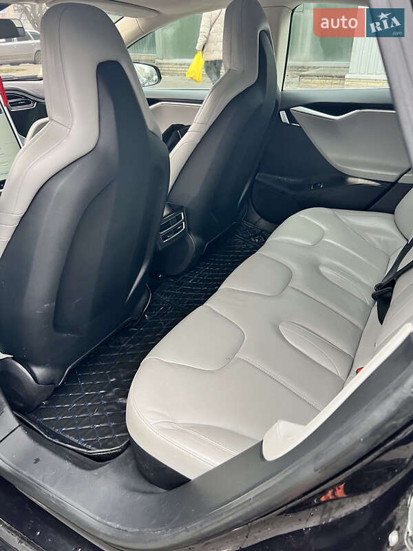 Лифтбек Tesla Model S 2015 в Луцке