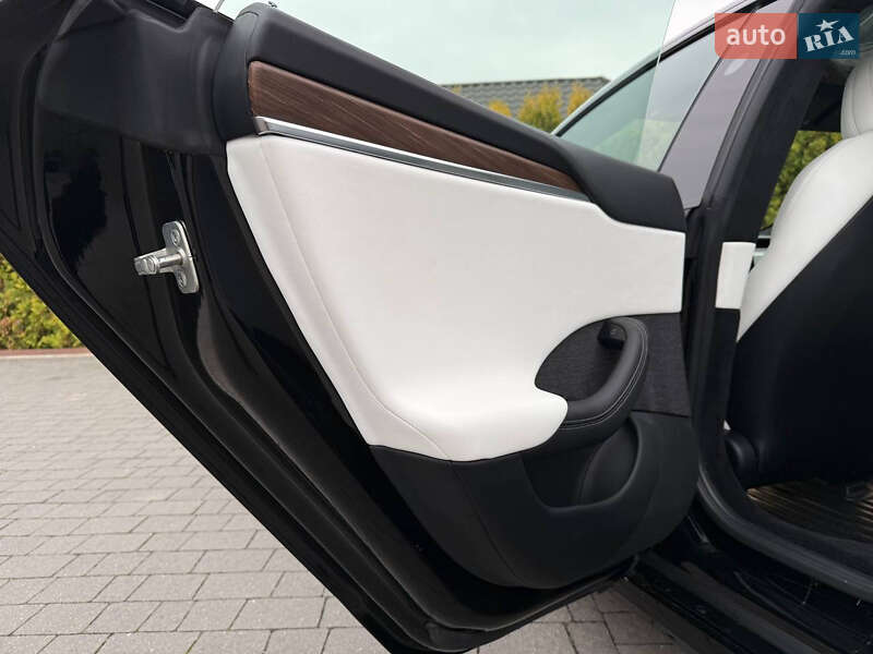 Ліфтбек Tesla Model S 2023 в Стрию
