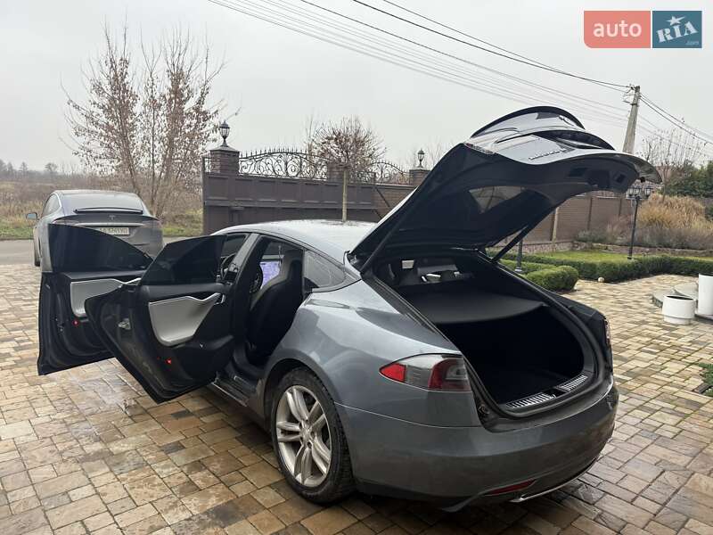 Лифтбек Tesla Model S 2013 в Киеве