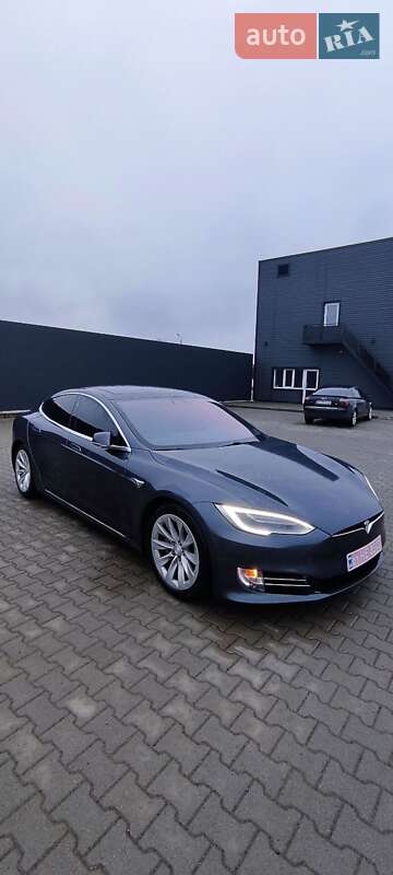 Лифтбек Tesla Model S 2016 в Сарнах