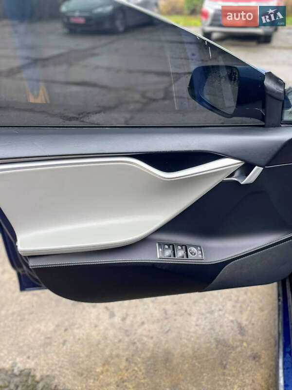 Лифтбек Tesla Model S 2016 в Львове