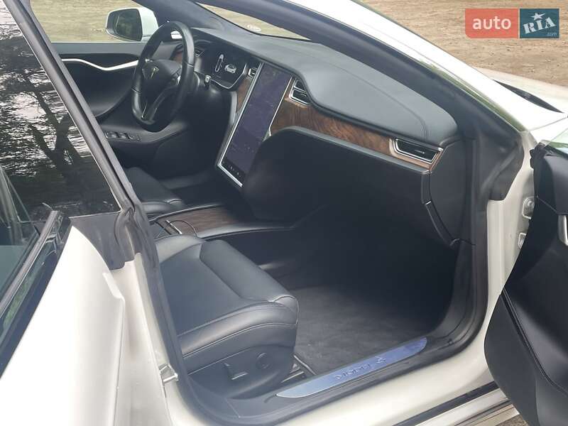 Лифтбек Tesla Model S 2017 в Львове