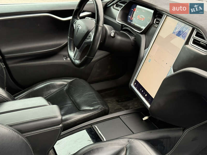 Лифтбек Tesla Model S 2015 в Луцке
