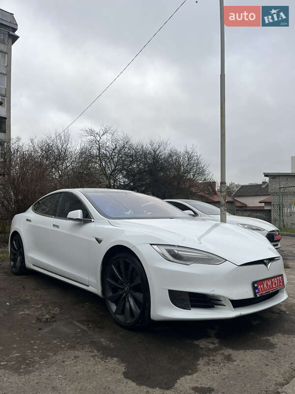 Лифтбек Tesla Model S 2016 в Львове