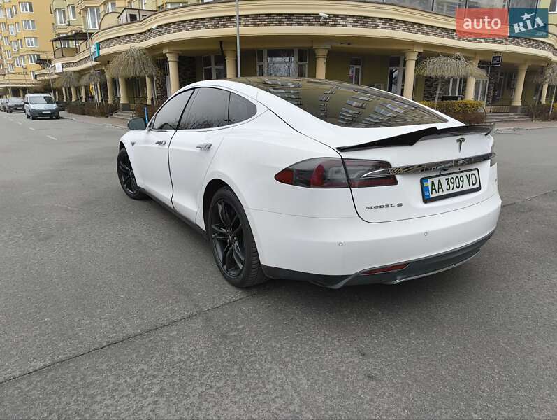 Лифтбек Tesla Model S 2014 в Киеве