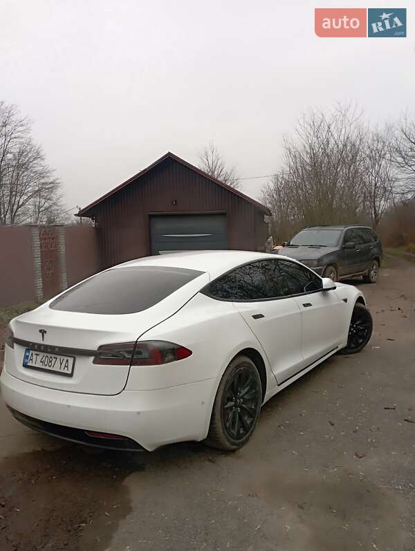 Лифтбек Tesla Model S 2016 в Тлумаче