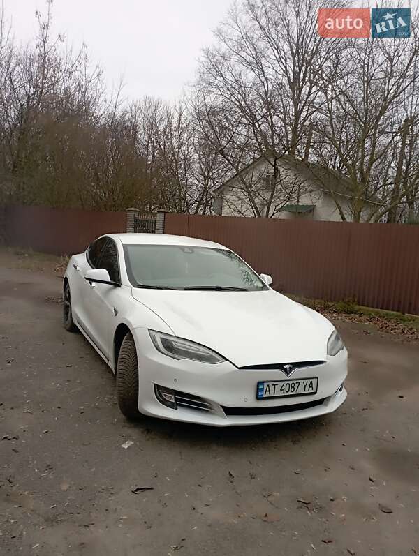 Лифтбек Tesla Model S 2016 в Тлумаче