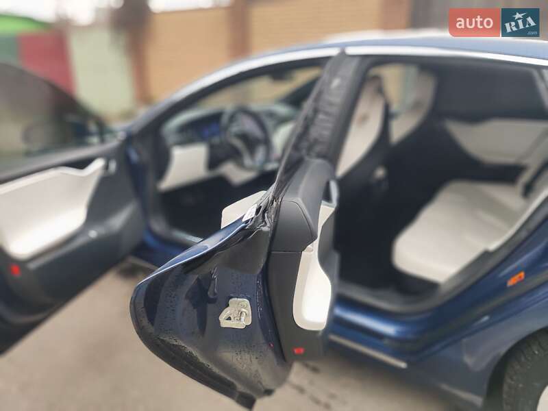 Лифтбек Tesla Model S 2017 в Киеве фото 4 Лифтбек Tesla Model S 2017 в Киеве