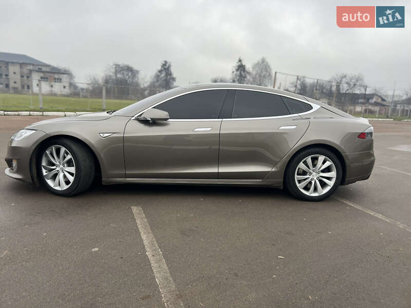 Лифтбек Tesla Model S 2015 в Прилуках