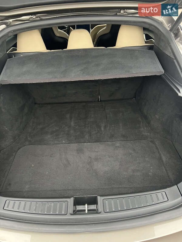 Лифтбек Tesla Model S 2015 в Прилуках