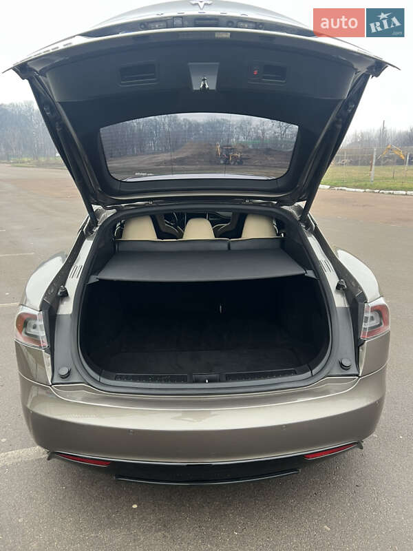 Лифтбек Tesla Model S 2015 в Прилуках