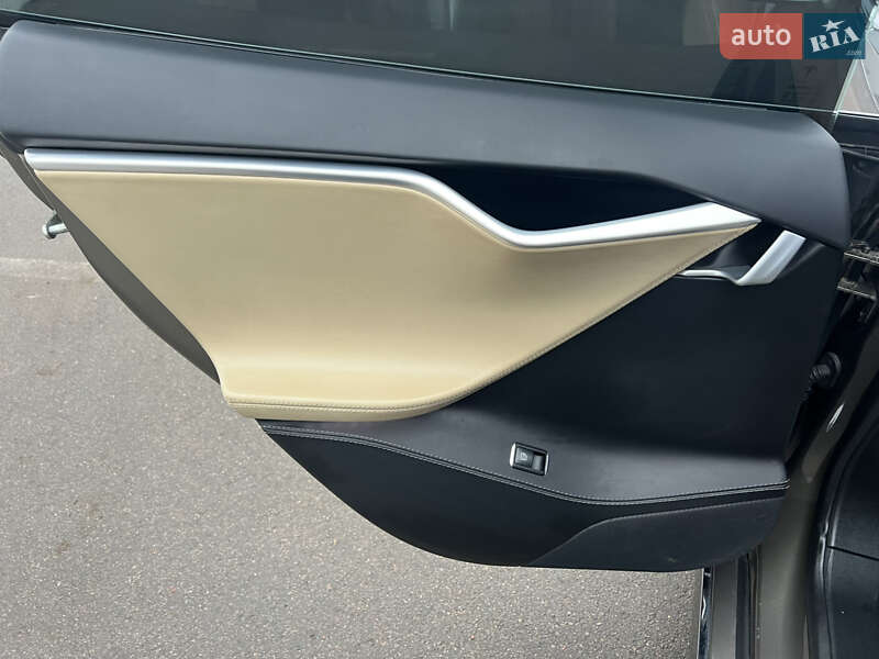 Лифтбек Tesla Model S 2015 в Прилуках