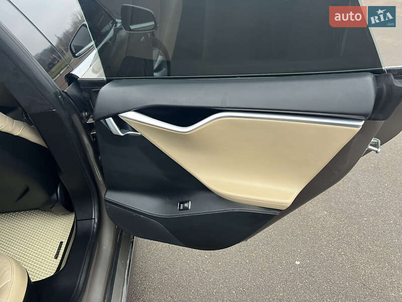 Лифтбек Tesla Model S 2015 в Прилуках