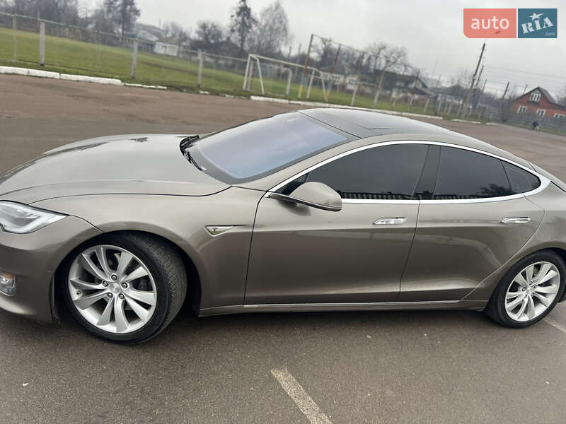 Лифтбек Tesla Model S 2015 в Прилуках