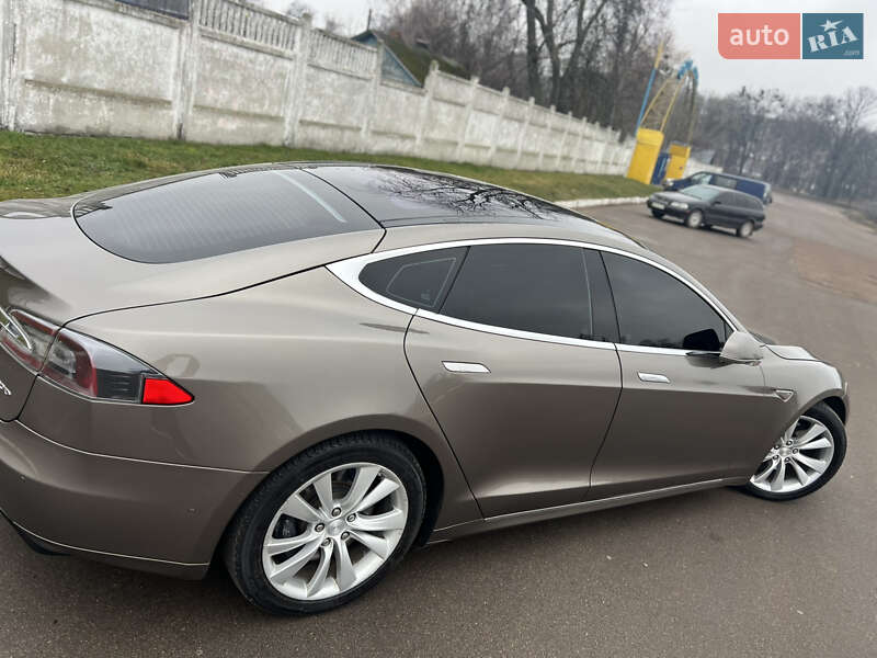 Лифтбек Tesla Model S 2015 в Прилуках