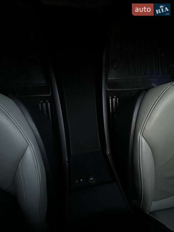 Лифтбек Tesla Model S 2013 в Львове