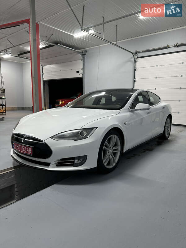 Лифтбек Tesla Model S 2015 в Миргороде