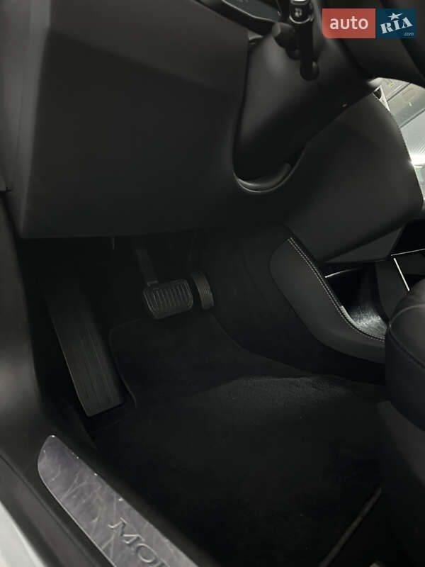 Лифтбек Tesla Model S 2015 в Миргороде