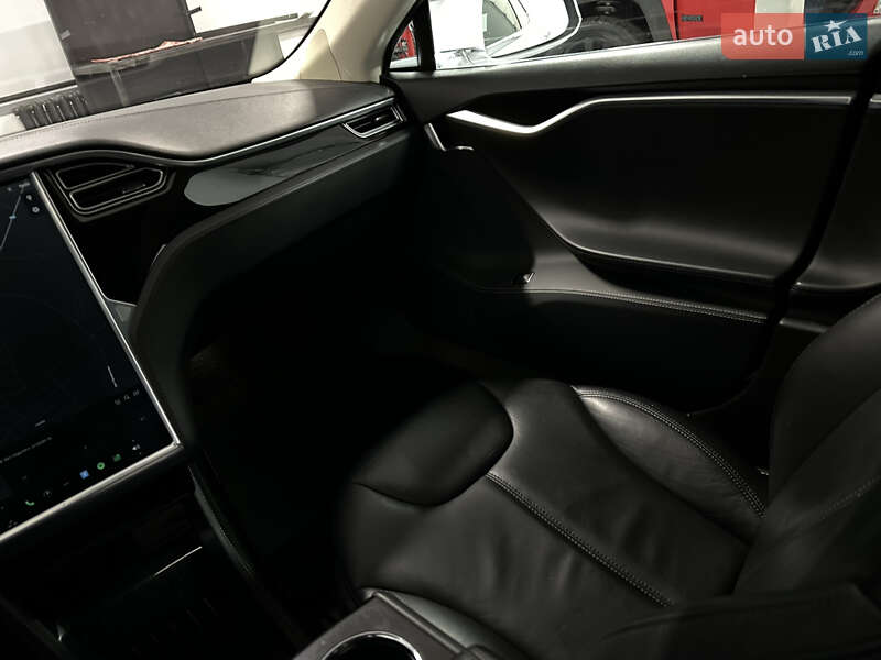 Лифтбек Tesla Model S 2015 в Миргороде