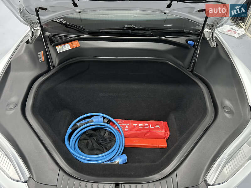 Лифтбек Tesla Model S 2015 в Миргороде