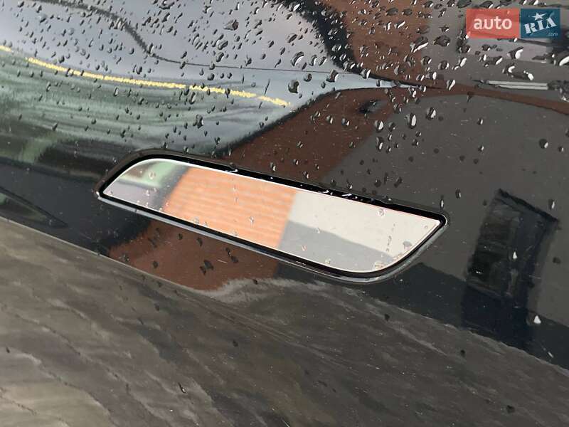Лифтбек Tesla Model S 2019 в Киеве