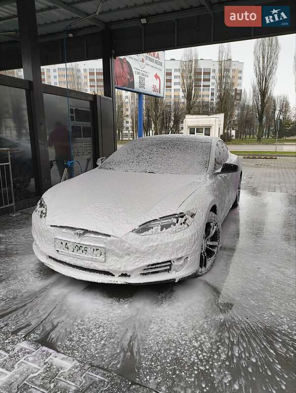 Tesla Model S 2014