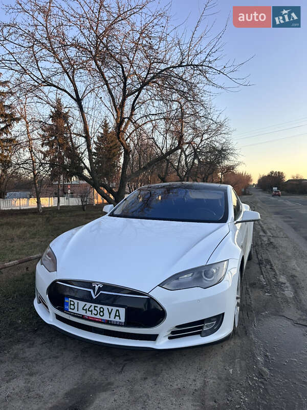 Лифтбек Tesla Model S 2015 в Миргороде