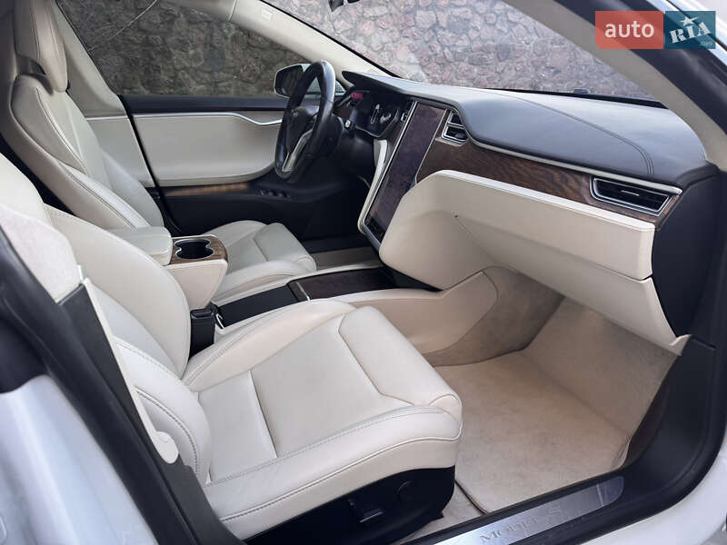 Лифтбек Tesla Model S 2018 в Киеве