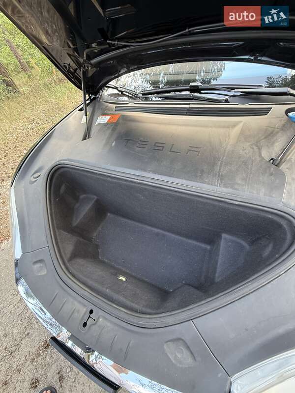 Лифтбек Tesla Model S 2016 в Киеве