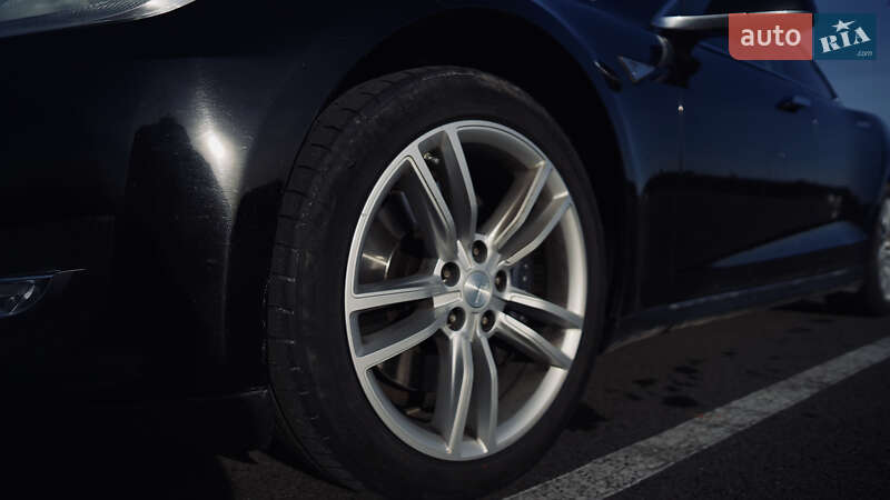 Лифтбек Tesla Model S 2013 в Львове