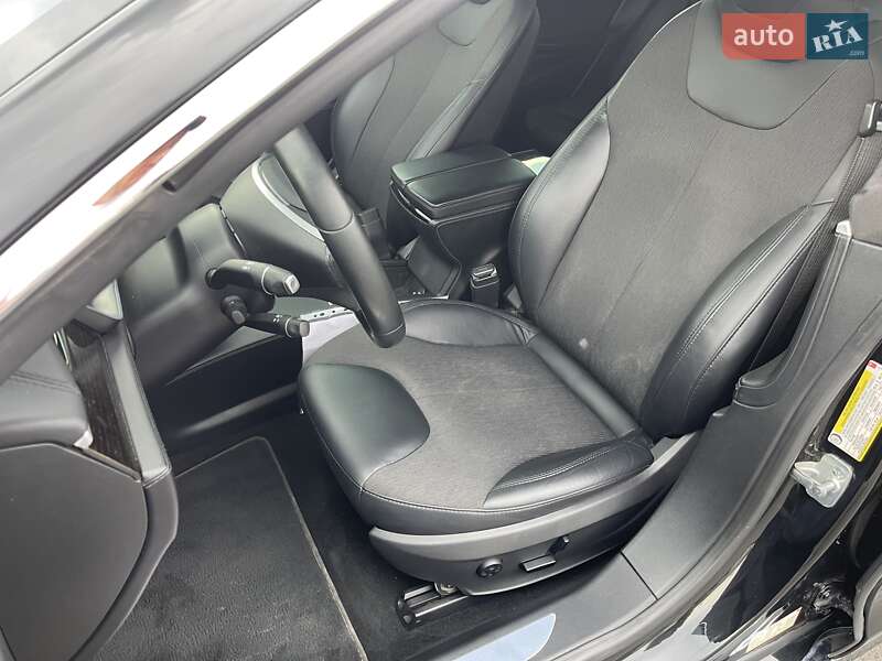 Лифтбек Tesla Model S 2016 в Киеве