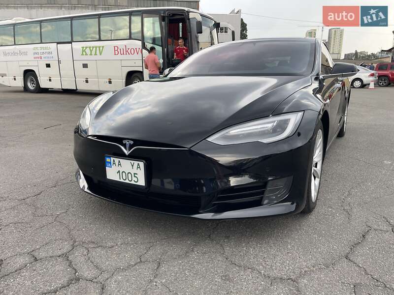 Лифтбек Tesla Model S 2016 в Киеве
