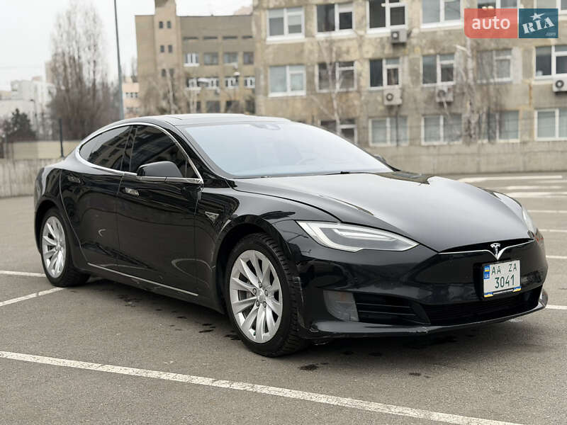 Лифтбек Tesla Model S 2016 в Киеве
