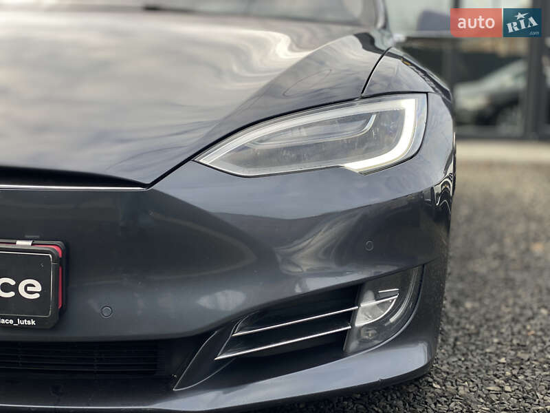 Лифтбек Tesla Model S 2017 в Луцке